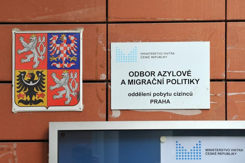 Poslanci zpřísnili podmínky pobytu cizinců a omezili ekonomickou migraci |  iROZHLAS - spolehlivé zprávy