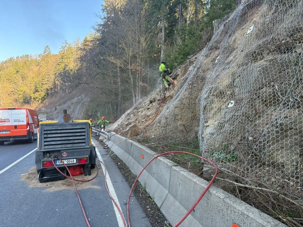 Rocks are being secured on the road between Karlovy Vary and Plzeň