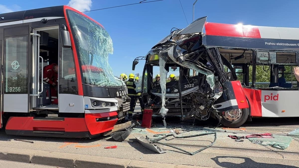 Tram and bus head-on collision in Prague blocked Chodovská street
